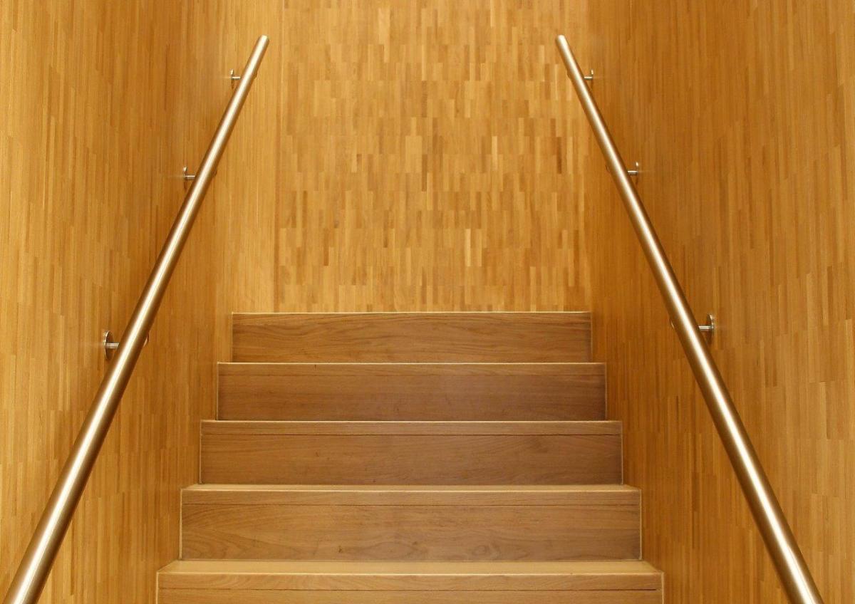 Klare Linien: Treppenhaus im Neubau