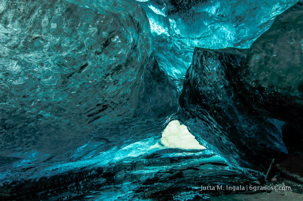 Tief in der Höhle leuchtet das Blau intensiver