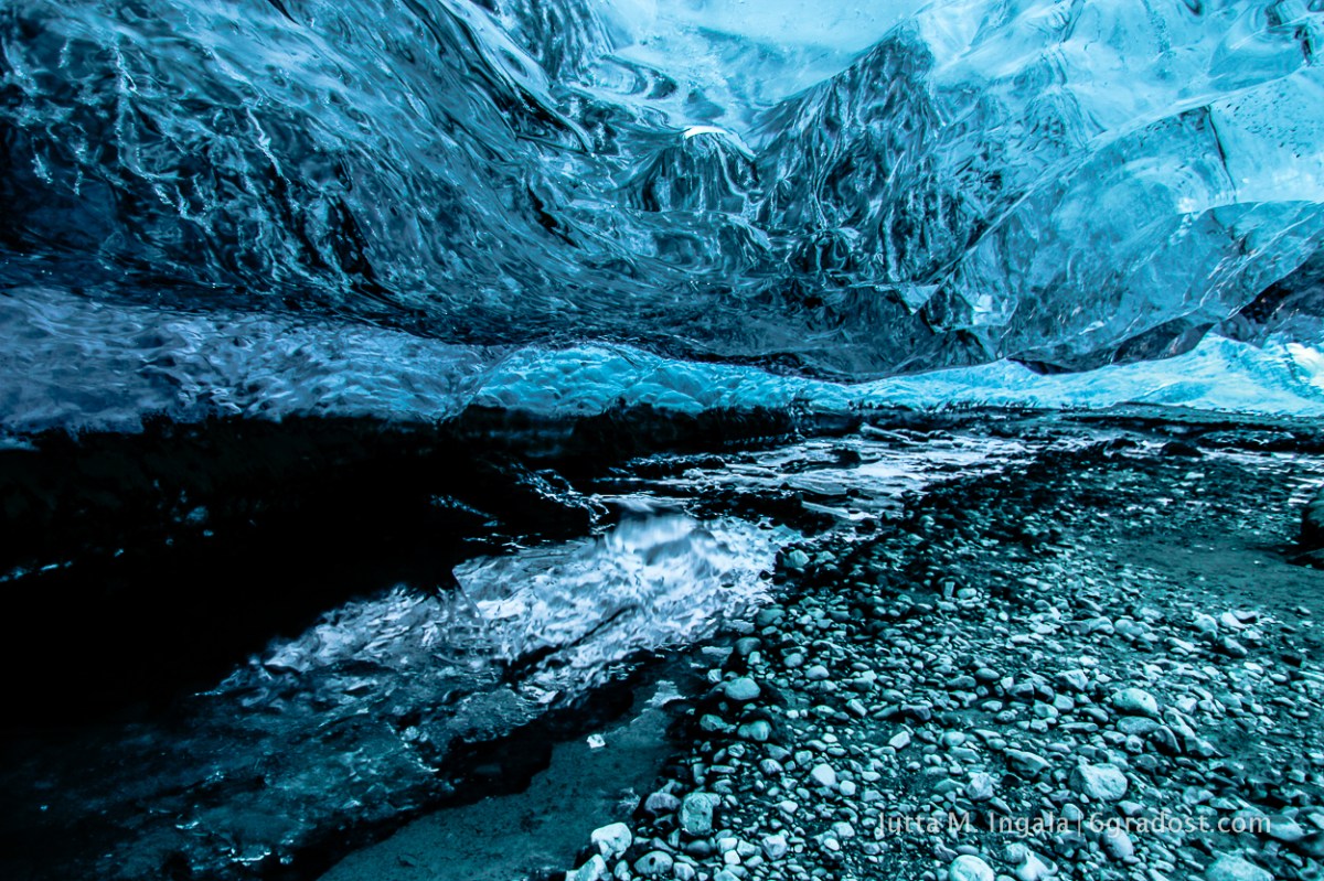 Selbst der steinige Boden der Höhle leuchtet blau