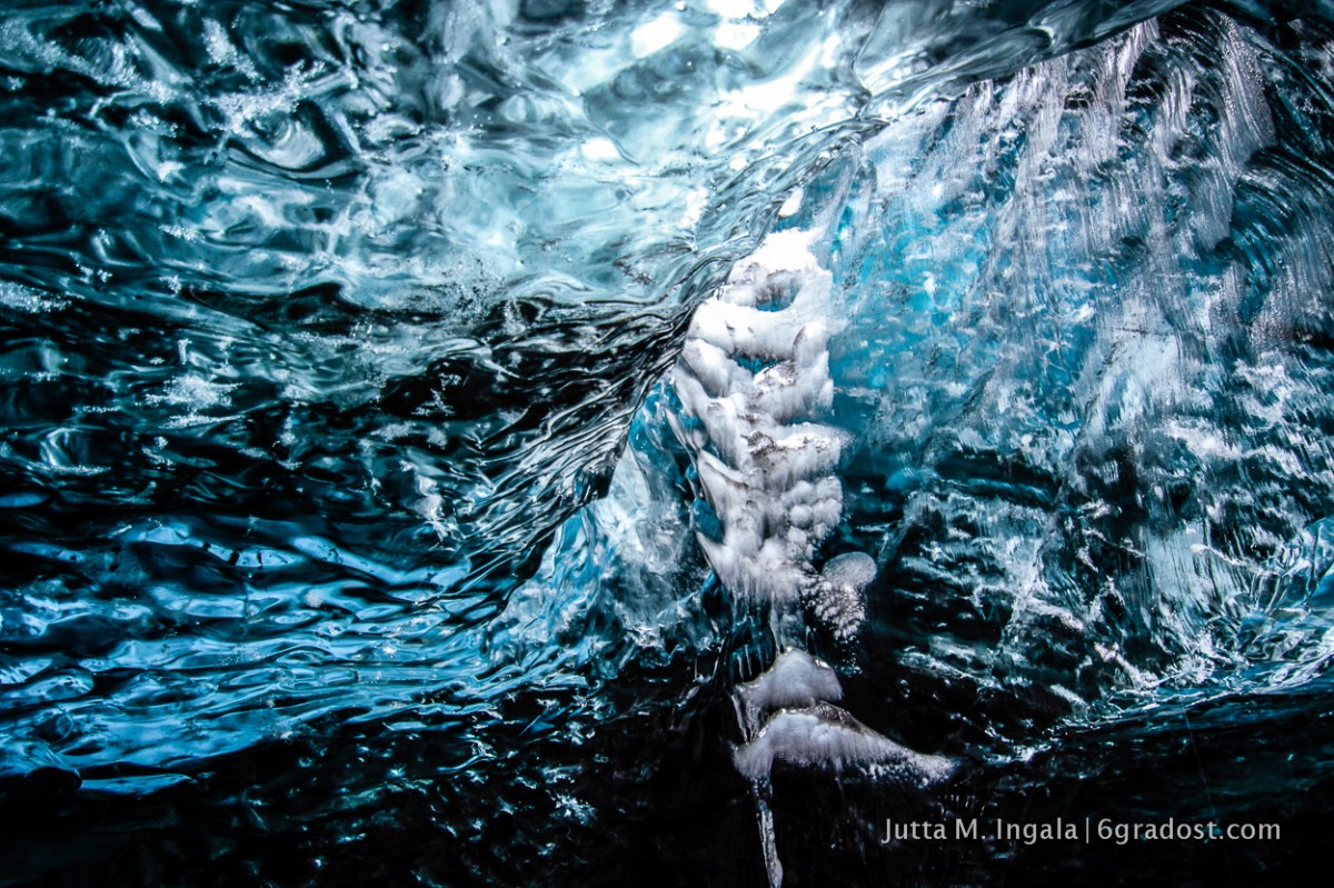 Durch eine Öffnung in der Eisdecke plätschtert Wasser herab