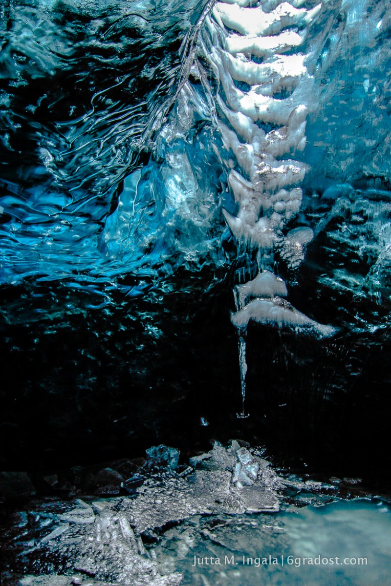 Mini-Wasserfall in der Eishöhle
