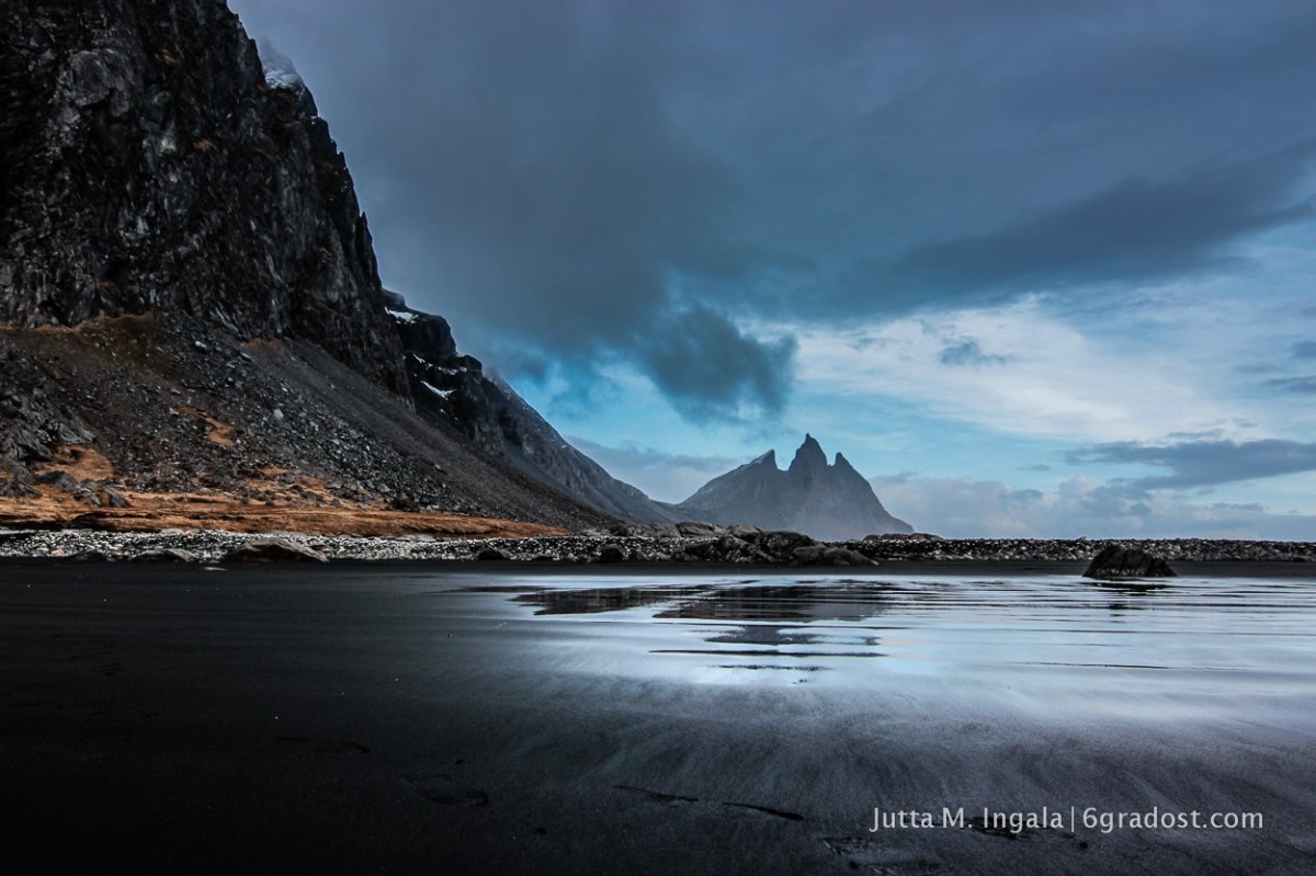 Lavastrand mit dem markanten Brunnhorn