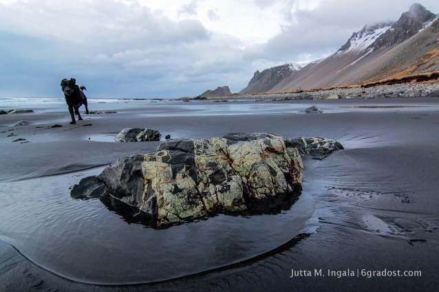 Kavú und geborstene Steine am Lavastrand