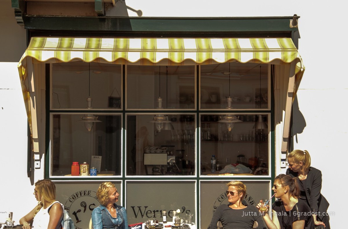 Vor dem Werner's in der Sonne sitzen