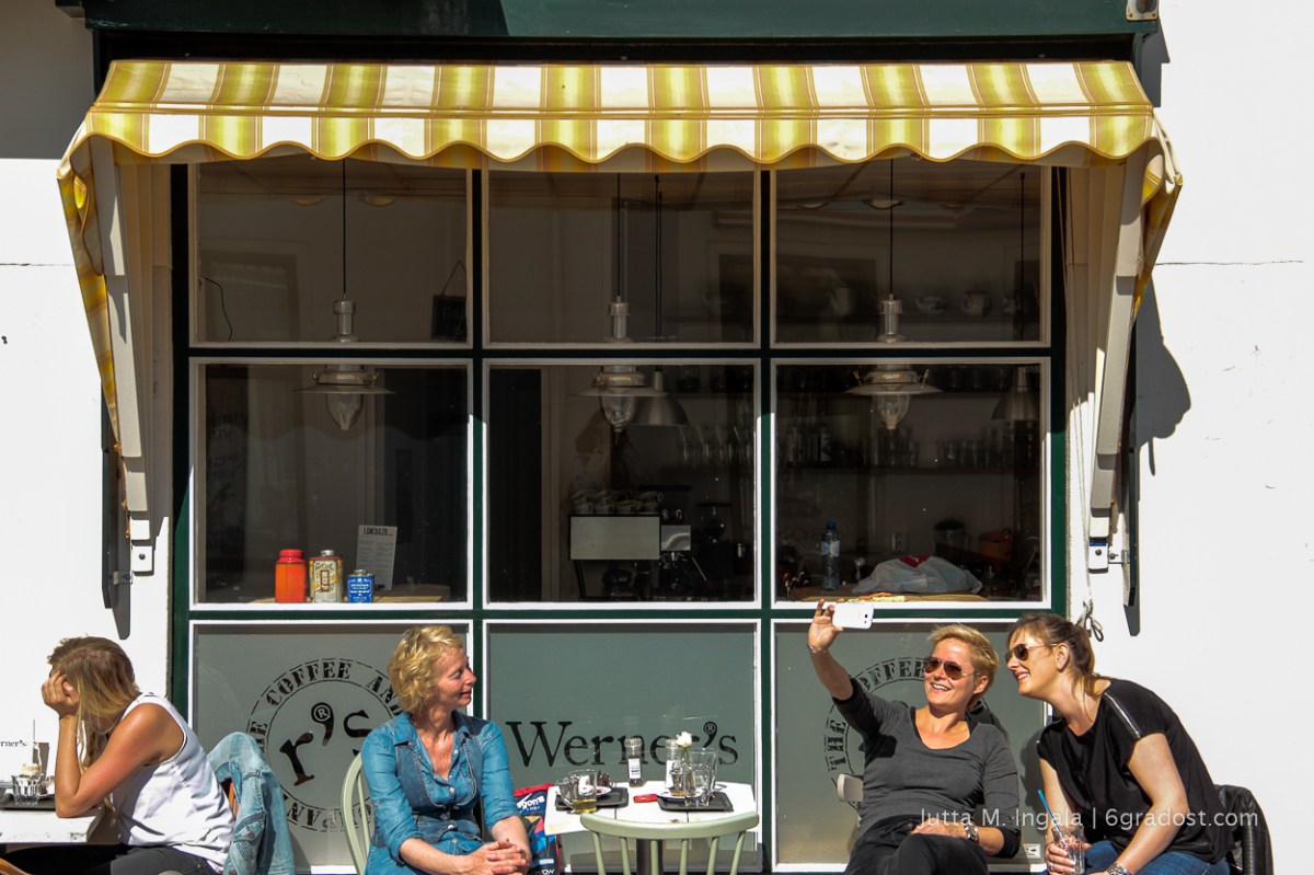 Vor dem Werner's in der Sonne sitzen