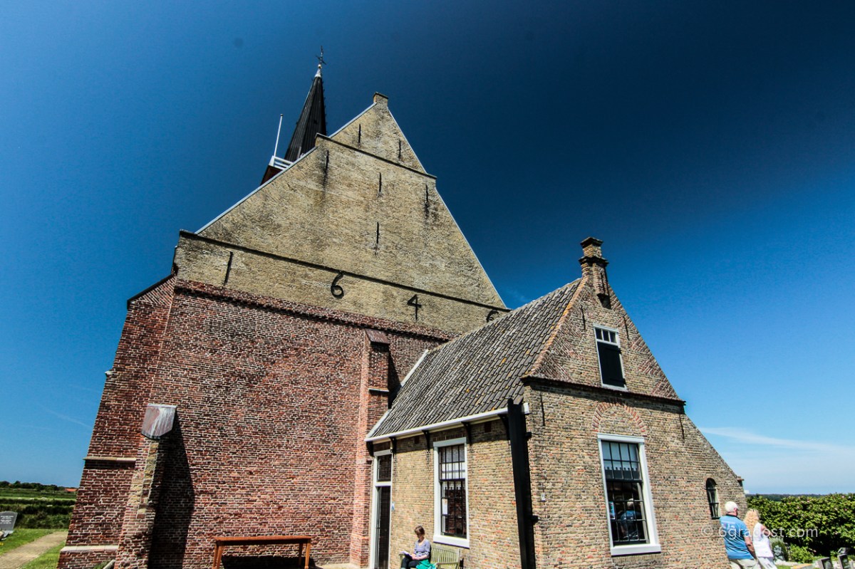 Die Kirche, wo Muscheln die Pfade säumen