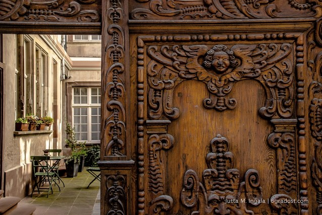 Idyllische Innenhöfe hinter prächtigen Portalen