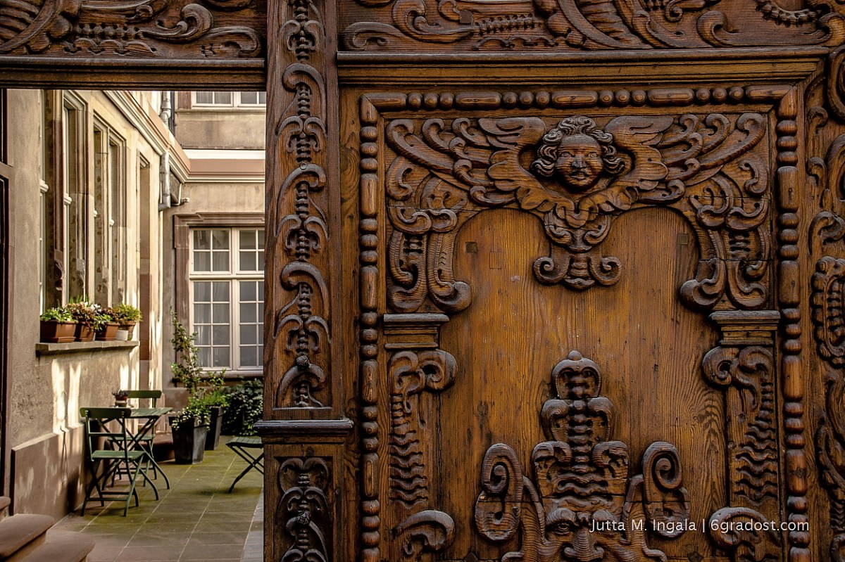 Idyllische Innenhöfe hinter prächtigen Portalen
