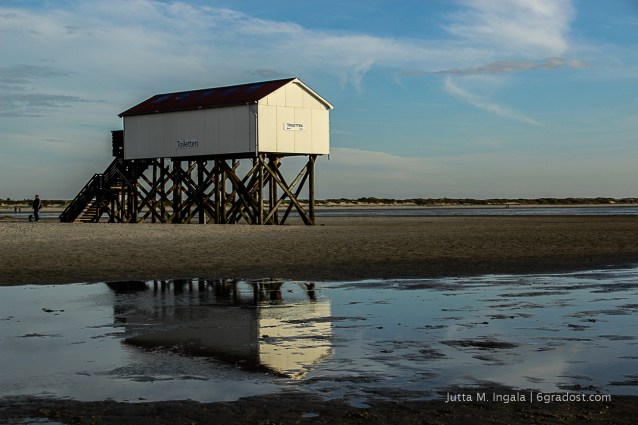 Pfahlbau - hier mit ganz profaner Bestimmung