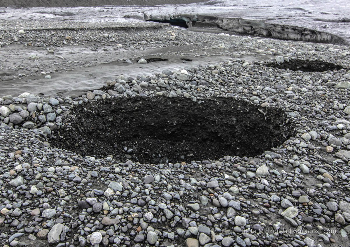 Sinklöcher im Geröllfeld