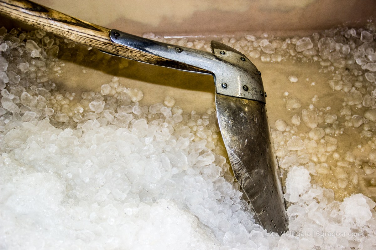 Der Fang wird zwischen dicke Eisschichten gepackt