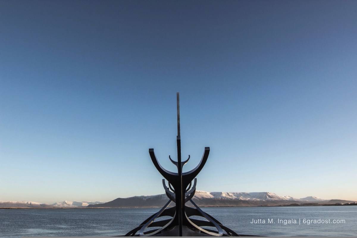 Sólfar - Sun Voyager an der Hafenpromenade