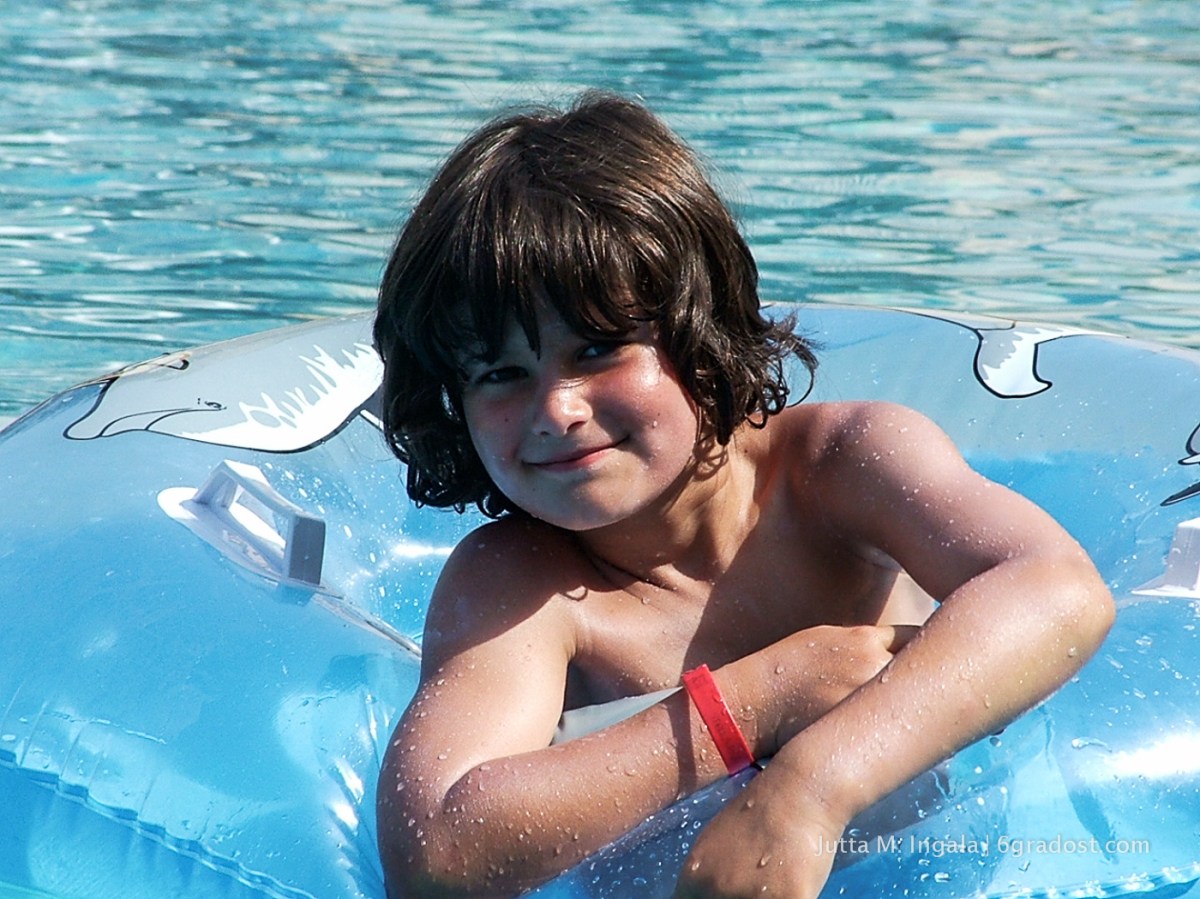 Happy Kids beim Planschen im Pool