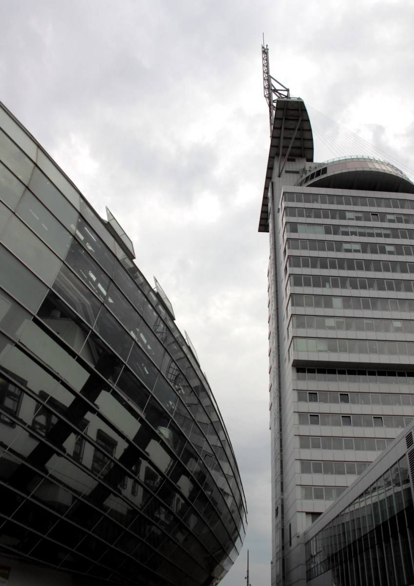 Nachbarn: Klimahaus 8° Ost und das Atlantic Hotel Sail City