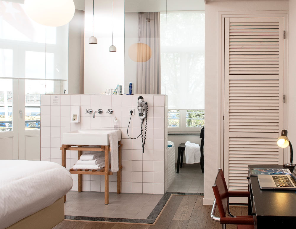 Hinter dem Waschbecken: Badewanne mit Panoramablick