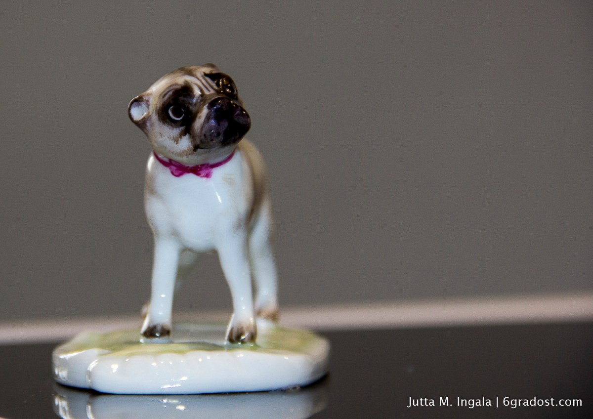 Entzückender Wegweiser durchs Museum: Mops Anna, Figur aus einer Rokoko-Gruppe