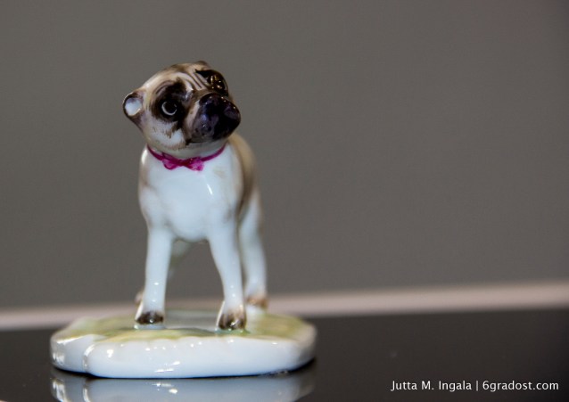 Entzückender Wegweiser durchs Museum: Mops Anna, Figur aus einer Rokoko-Gruppe