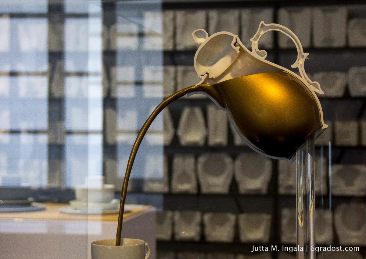 Damit Kaffeesatz auch am Boden bleibt, ist die Schnaupe der Kaffeekanne oben angesetzt