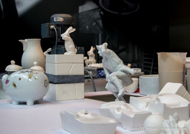 Porzellanfiguren werden in Einzelteilen geformt, ausgegossen und zusammengesetzt