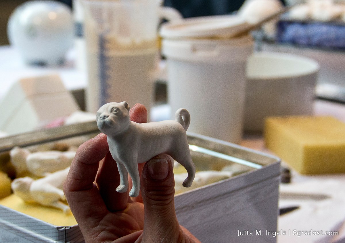 Mops Anna gehört zu einer Figurengruppe aus dem Rokoko