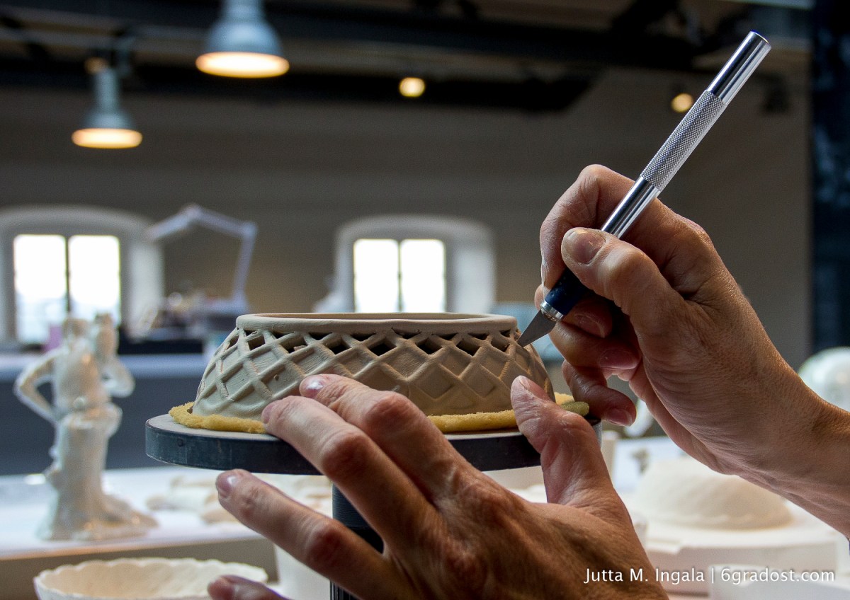 Mit dem Skalpell wird das Durchbruchmuster aus der feuchten Porzellanmasse geschnitten