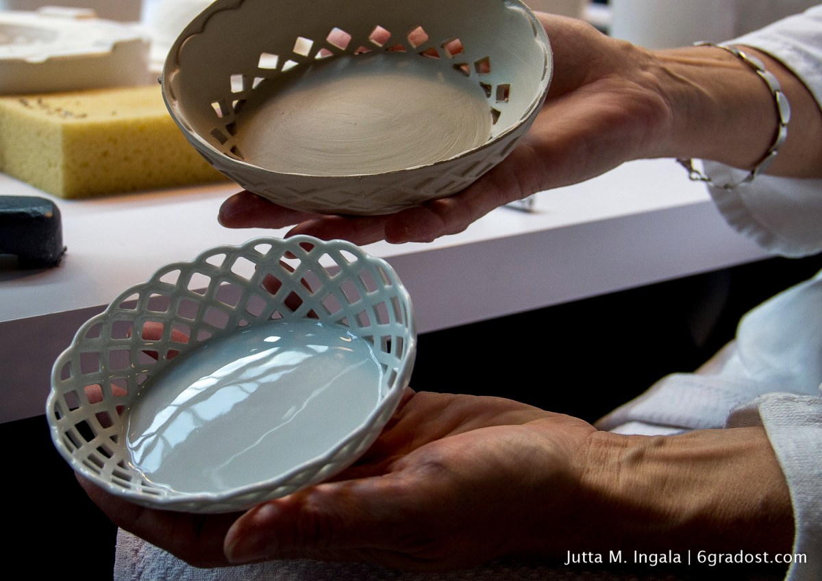 Porzellanrohling und fertigt gebrannte Schale mit kunstvollem Durchbruch