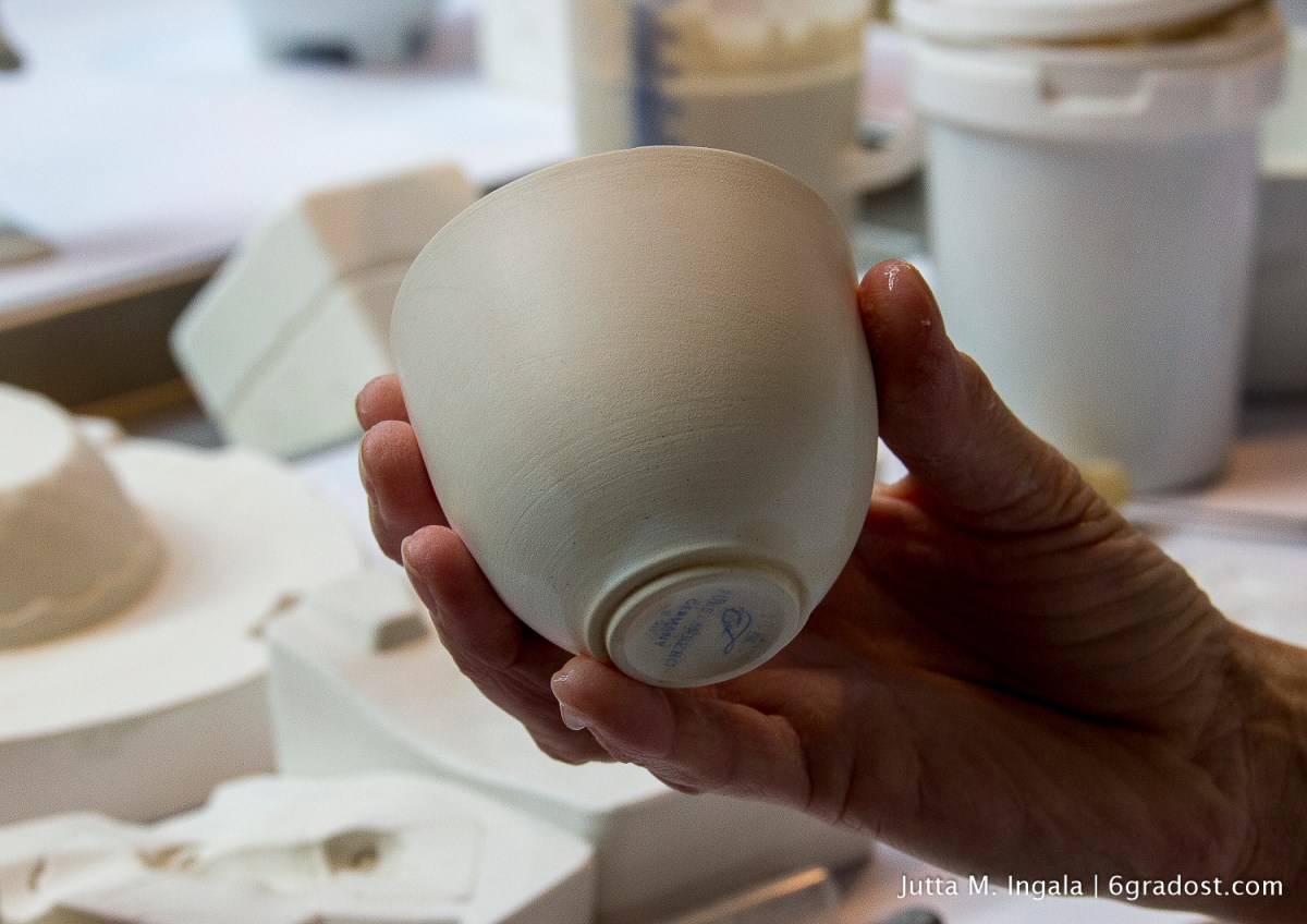 Die Porzellanmasse zieht Feuchtigkeit schnell auf