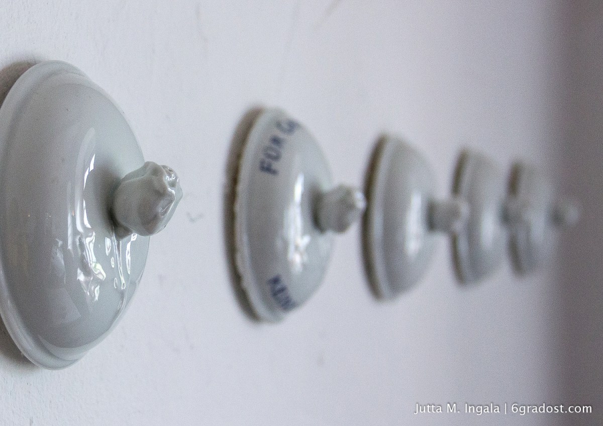 And why not? Kannendeckel als Garderobenhaken