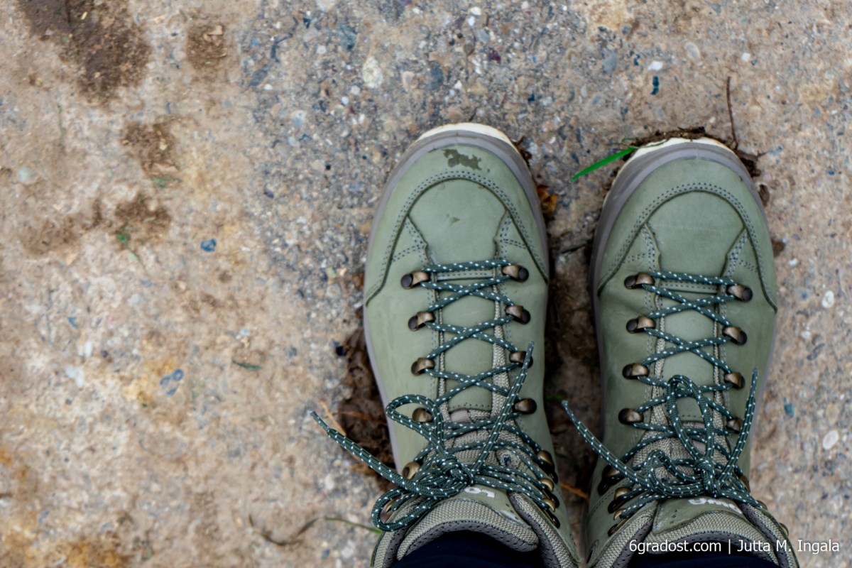 Trittsicher in rustikalen Wanderschuhen ... by Lowa