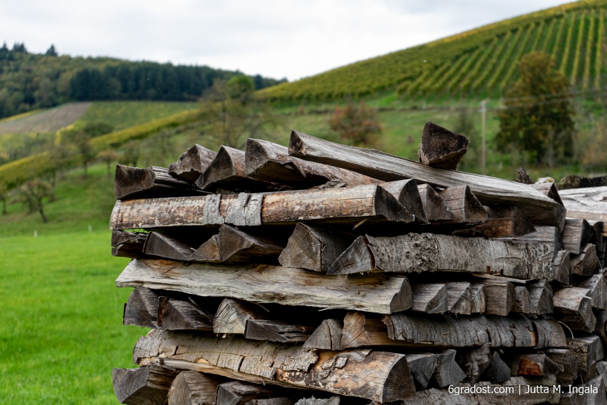 Akkurat geschichtetes Brennholz am Wegesrand