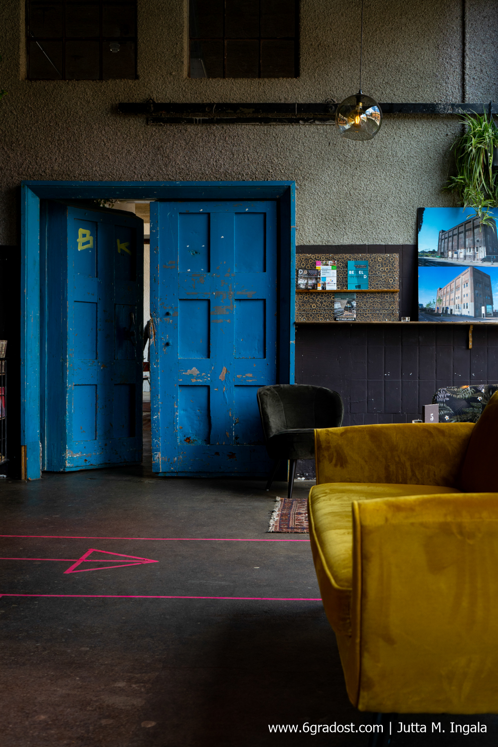 Die blaue Tür zum einstigen Kühlraum ist mehr als 20 cm dick